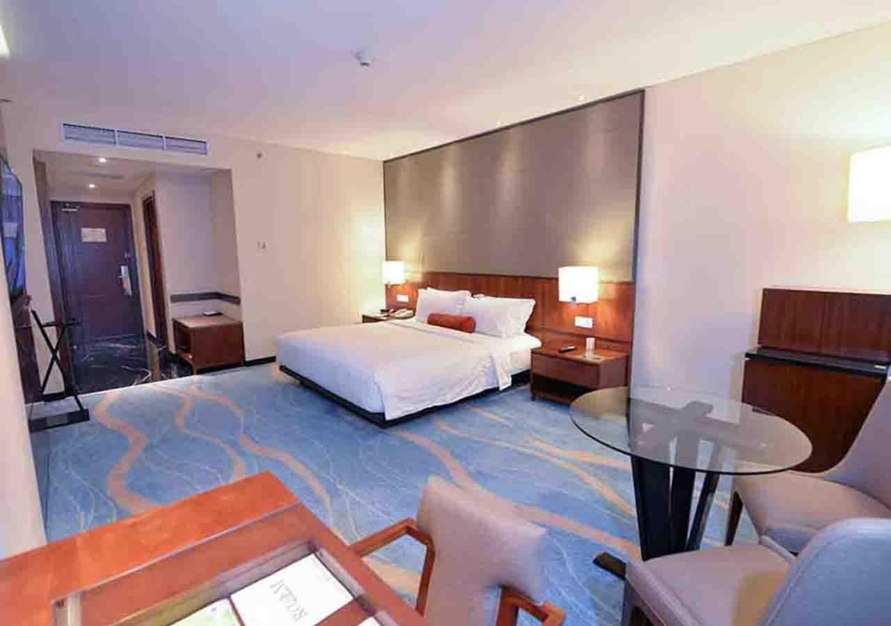 Gumaya Tower Hotel Semarang Exterior foto